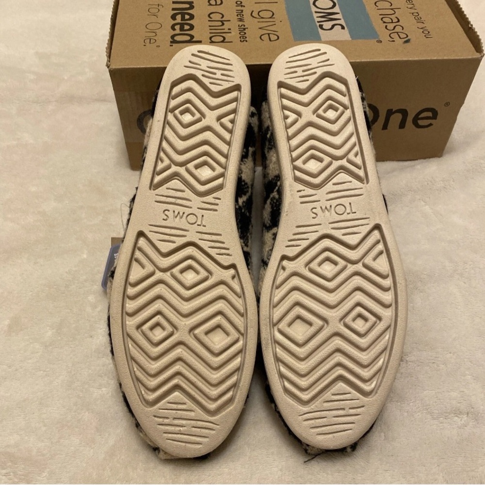 Toms Black and Cream XL Houndstooth Flats - Picture 9 of 12